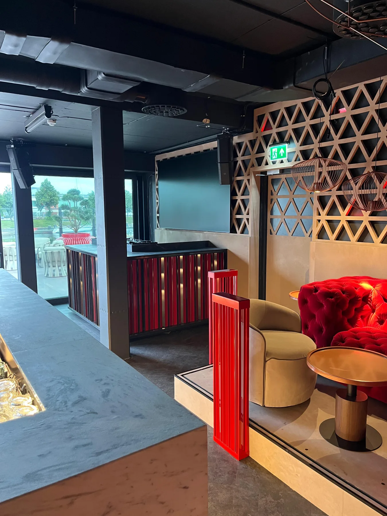 Red metal counter cladding and spatial dividers in the ExPorto interior